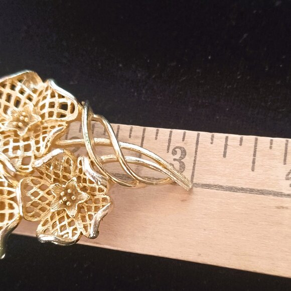 VINTAGE LISNER 3-FLOWER GOLD BROOCH - Picture 4 of 5